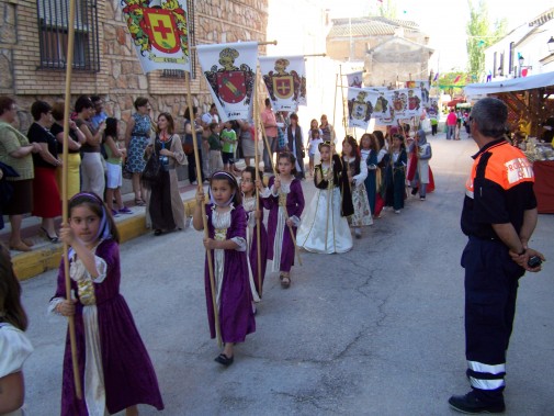 El alarde heráldico, el teatro de calle, la música y las acrobacias aéreas, pusieron el broche de oro a las III Jornadas Fadriqueñas