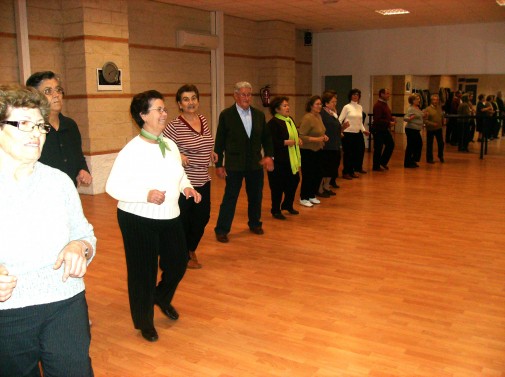 Una veintena de mayores en el Taller de Bailes de Salón