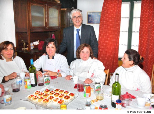 José María Barreda desea suerte a las alumnas del Taller de Cocina