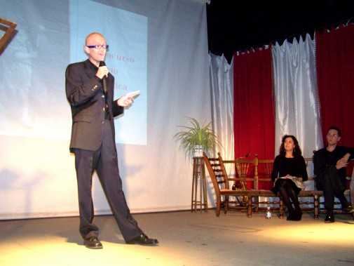 Más de 300 personas asisten a la presentación de la primera novela del fadriqueño Luis Musa