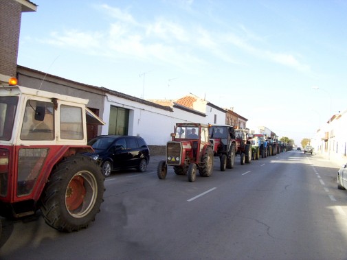 Cerca de 120 agricultores secundan la tractorada de La Villa de Don Fadrique