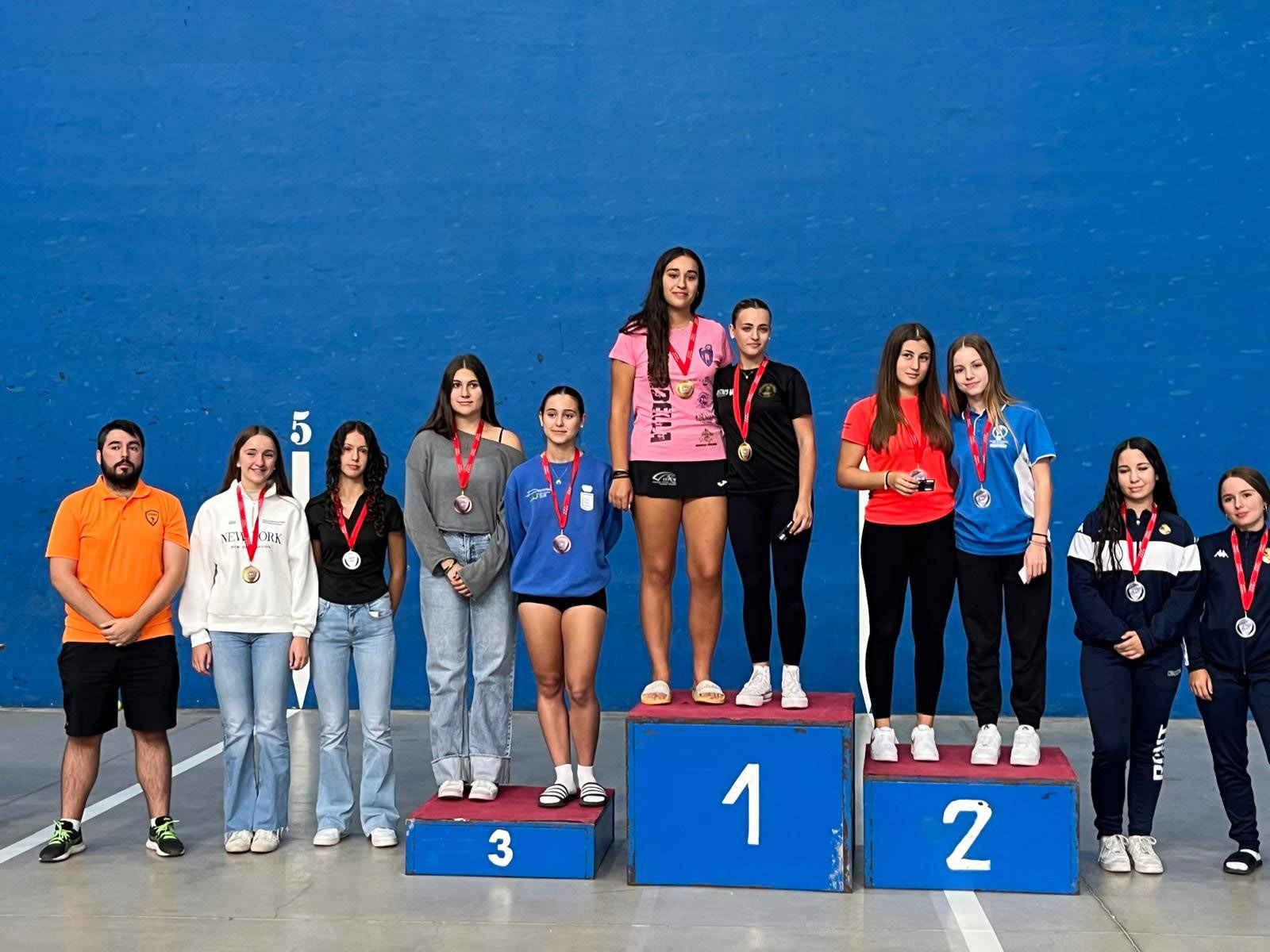 La fadriqueña Lara Sánchez-Brunete, en lo más alto del podio, en la prueba de El Molar en Frontenis Olímpico con su compañera María Ramos con Esperanza Vela segunda Podio El Molar Frontenis Olímpico