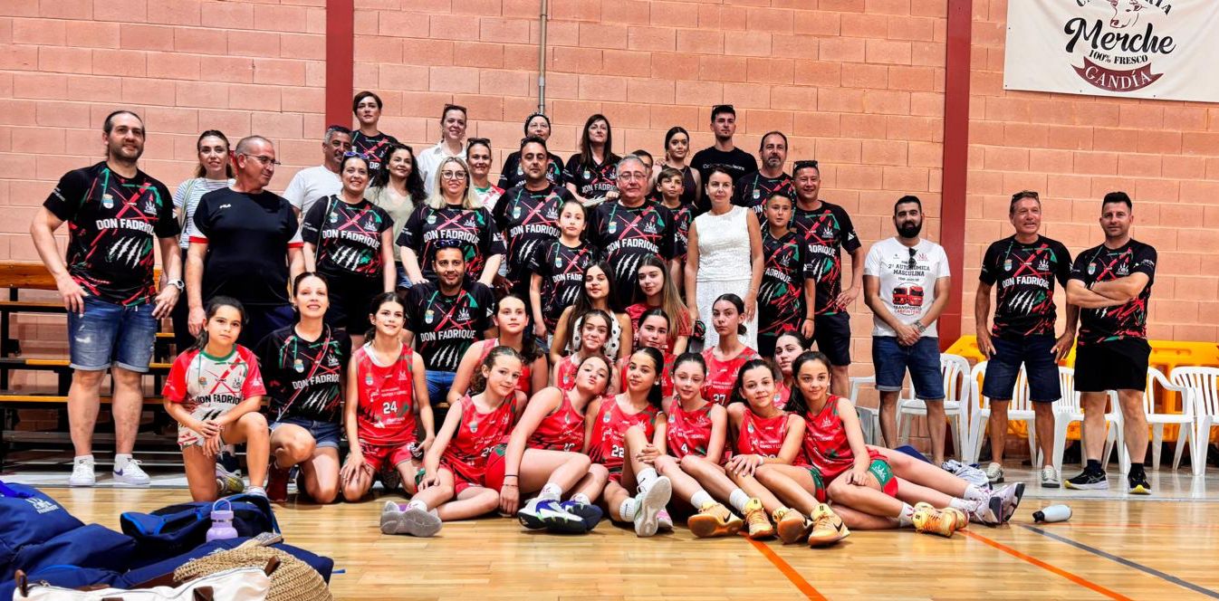 Las subampeonas infantiles fadriqueñas, con familiares y staff EquipoBasketVillaInfantilSubcampeonenGandia3