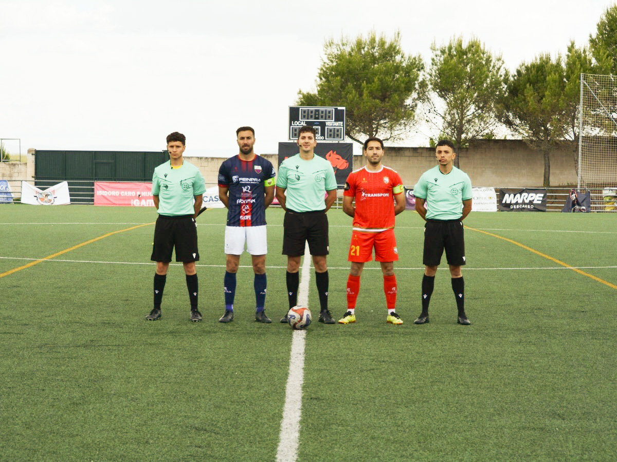 Trío arbitral junto a los capitanes del CD Villa en Fuensalida CDVillaenFuensalida Celebracion