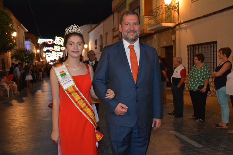 La Reina de las Fiestas de La Villa de don Fadrique, acompañada del alcalde, Jaime Santos Simón, en su participación en el 50 Certamen Reina de la Mancha 50CERTAMENLAMANCHA1