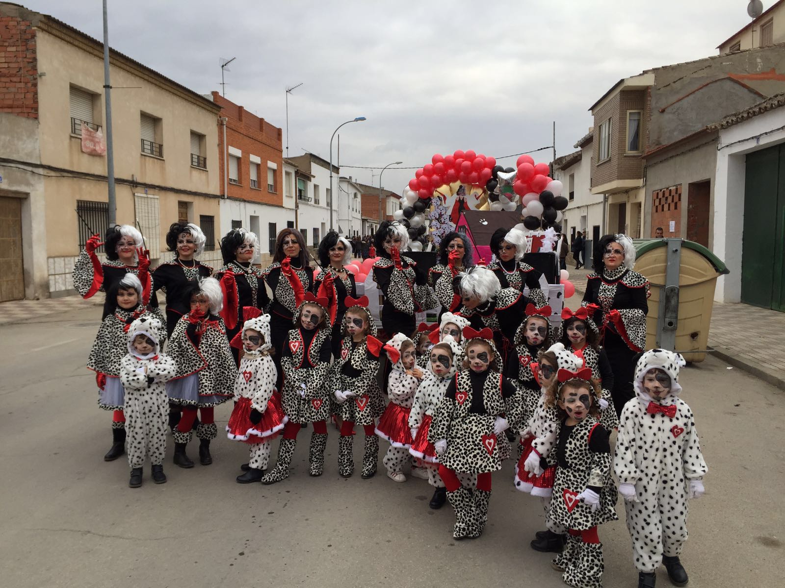 101 Dálmatas y Huracan Catrin-a, ganadores del Desfile Local de Comparsas del Carnaval de La Villa de Don Fadrique 101dalmatasgrupo1