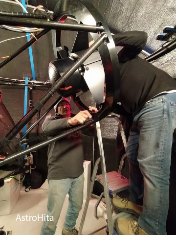 Fernando Fonseca instalando los soportes de la óptica correctora en la boca del telescopio TBT2