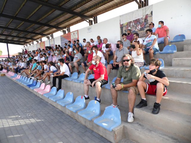 7homenajegregoriovelaytriangularpublico