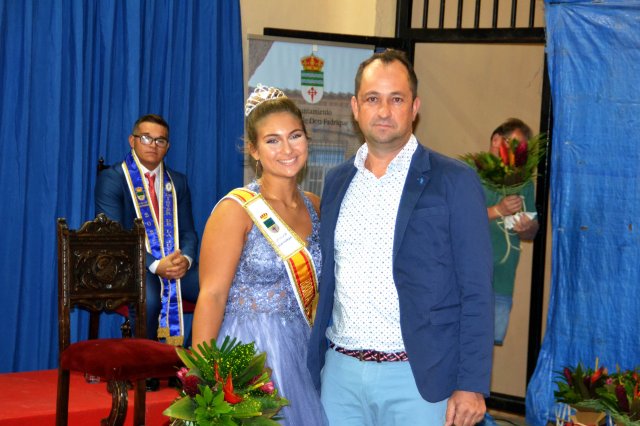 11-pregon-jose-luis-comendador-da-ramo-flores-a-reina-simpatia-2022-carla-mireia-gonzalez