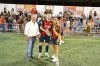 05-reina-de-la-simpatia-entrega-trofeo-mejor-jugador-Javi-Vela