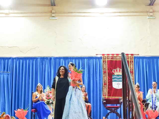 coronacionypregon2023-entregaramoflores-maricarmendiazmarotocomendador