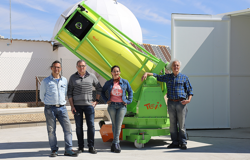 El nuevo telescopio Tedi+ en el Complejo Astronómico La Hita junto a los responsables del proyecto telescopiotediplus