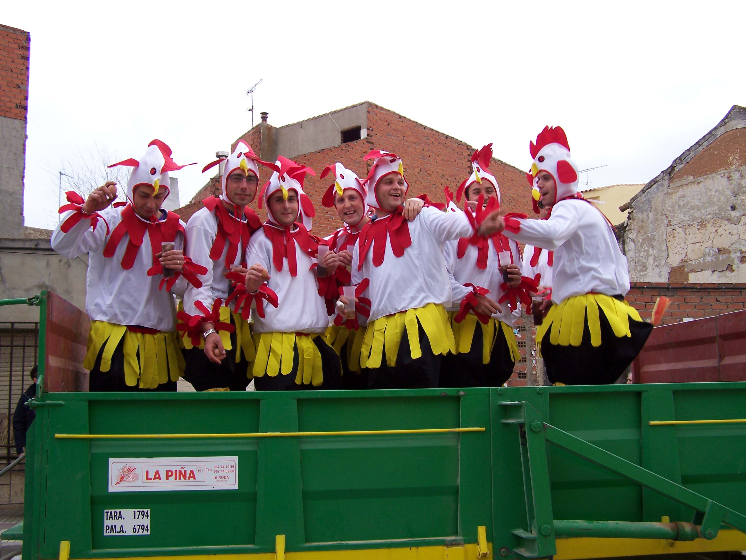 Cerró el desfile unas gallinas muy espontáneas