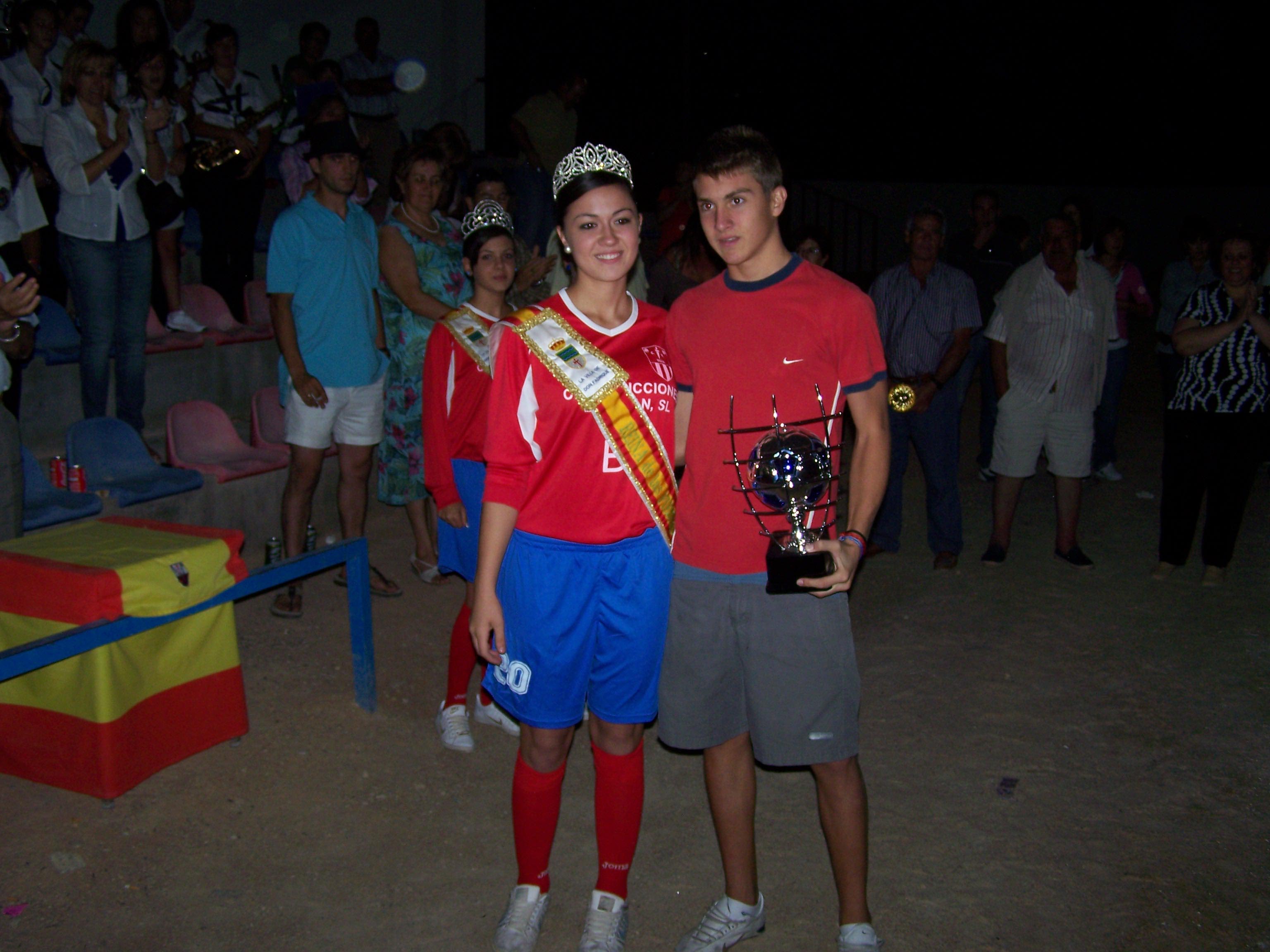 El capitán del equipo campeón recogió su trofeo