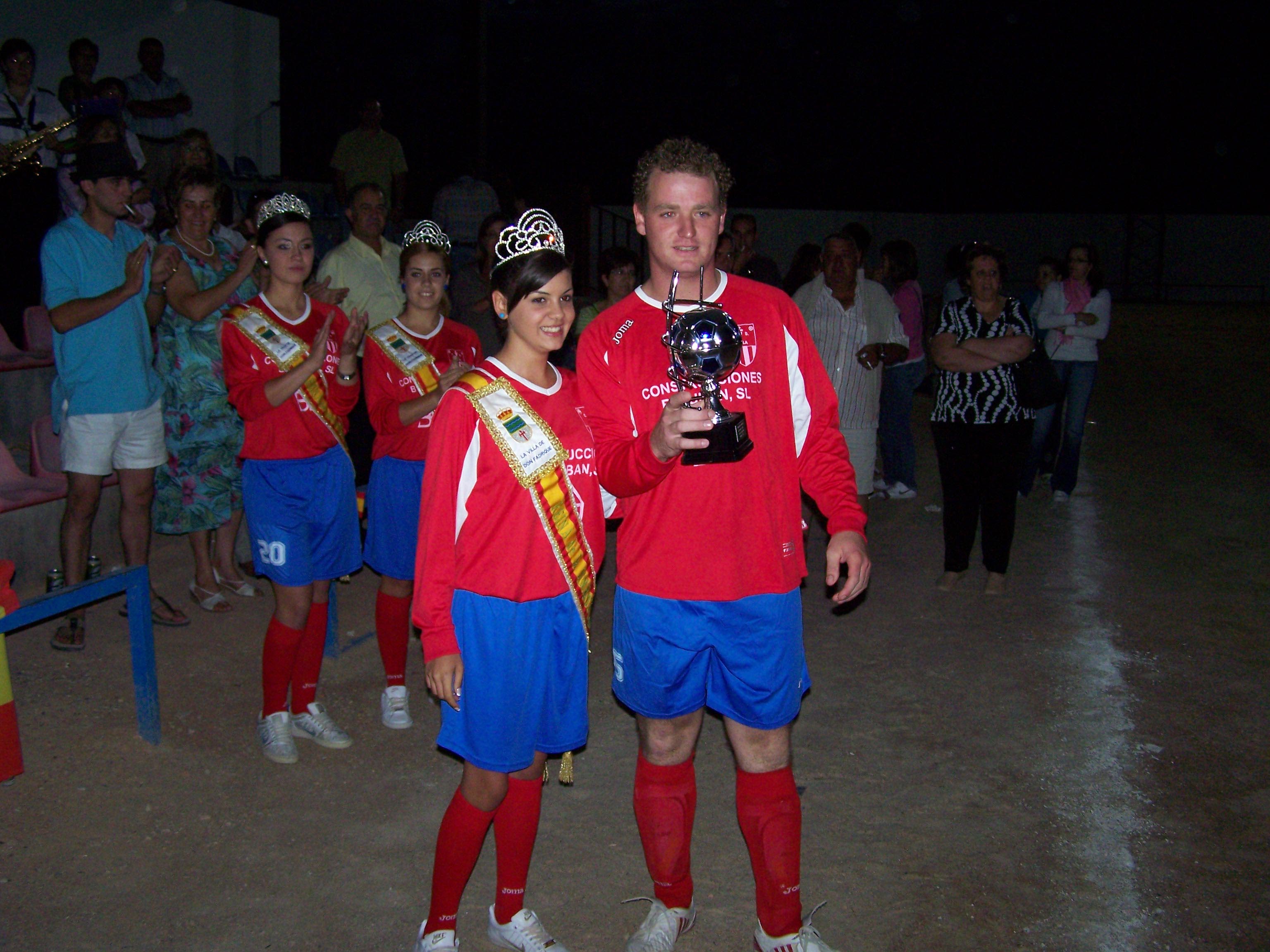 El capitán local recogió el trofeo de subcampeón