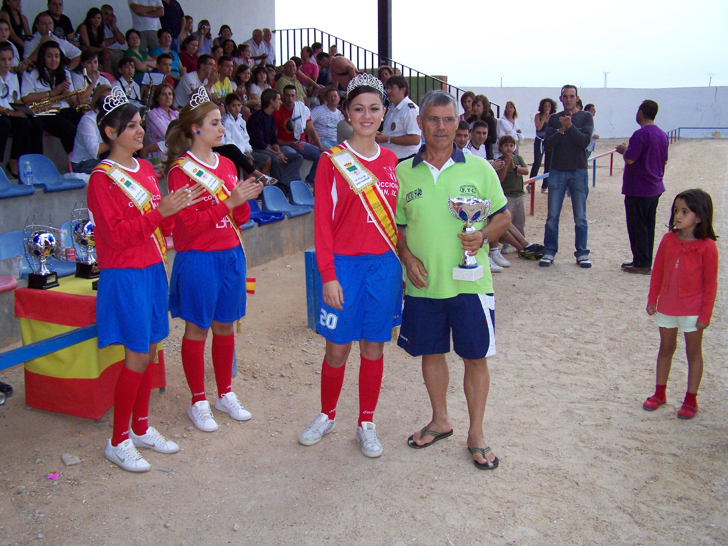 El capitán del equipo de veteranos recogió el trofeo de subcampeón